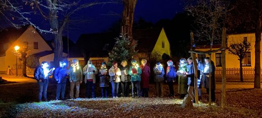 Weinachtsbaumleuchten am Schulplatz